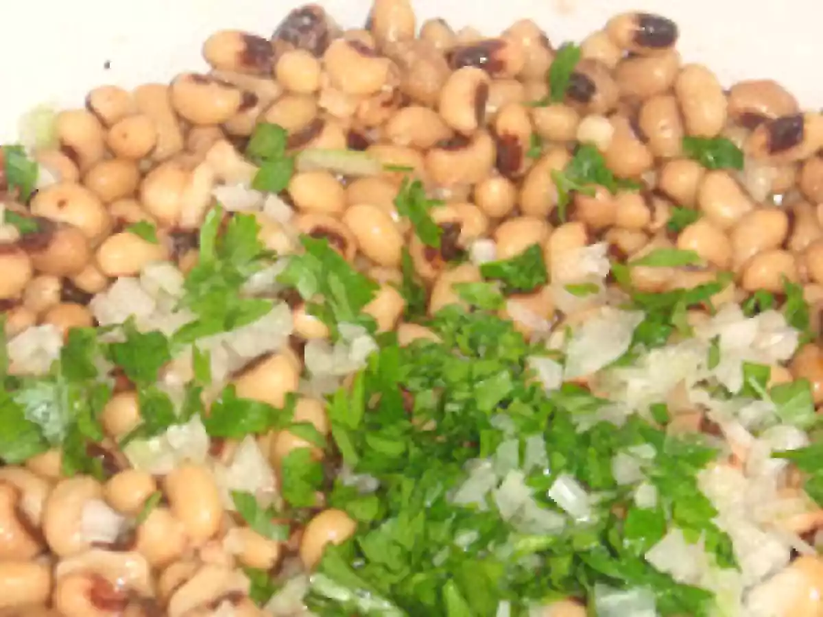 Salada de Bacalhau, Feijão Frade e Ovo Acompanhado com Torradas de Manteiga - foto 3
