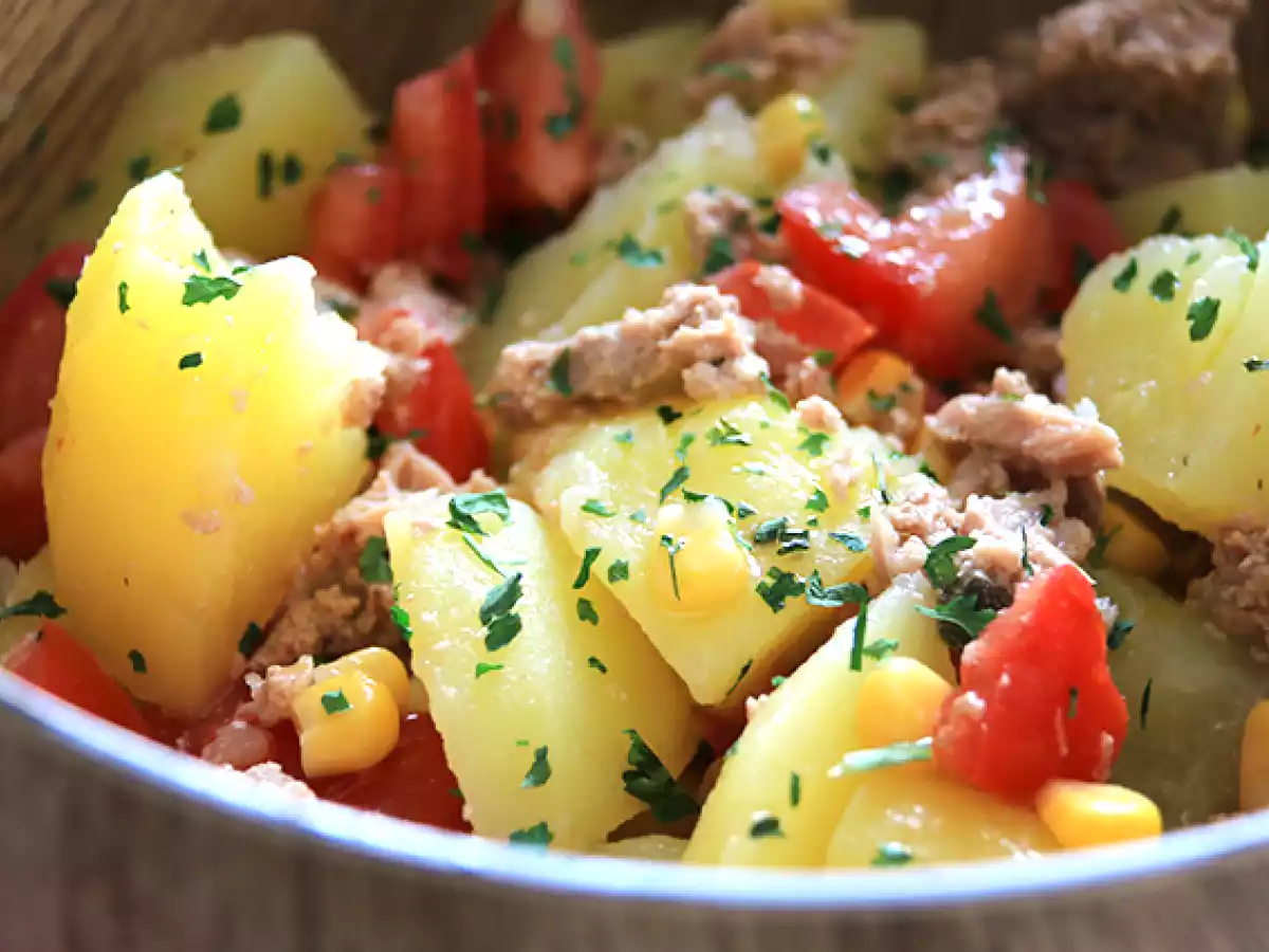Salada de batata, atum e tomate