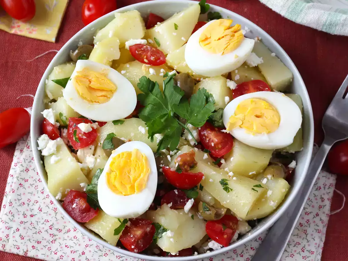 Salada de batata com queijo feta, ovo e tomate-cereja - foto 2