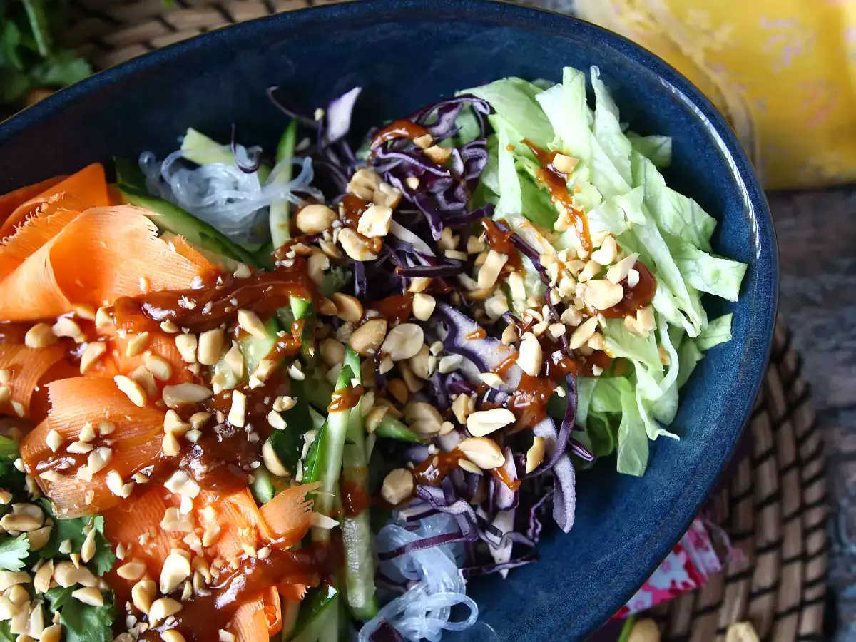 Salada de bifum (macarrão de arroz) com camarão e molho de amendoim, estilo rolinho primavera - foto 2