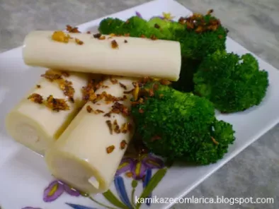 Salada de brócolis e palmitos com crostas de alho