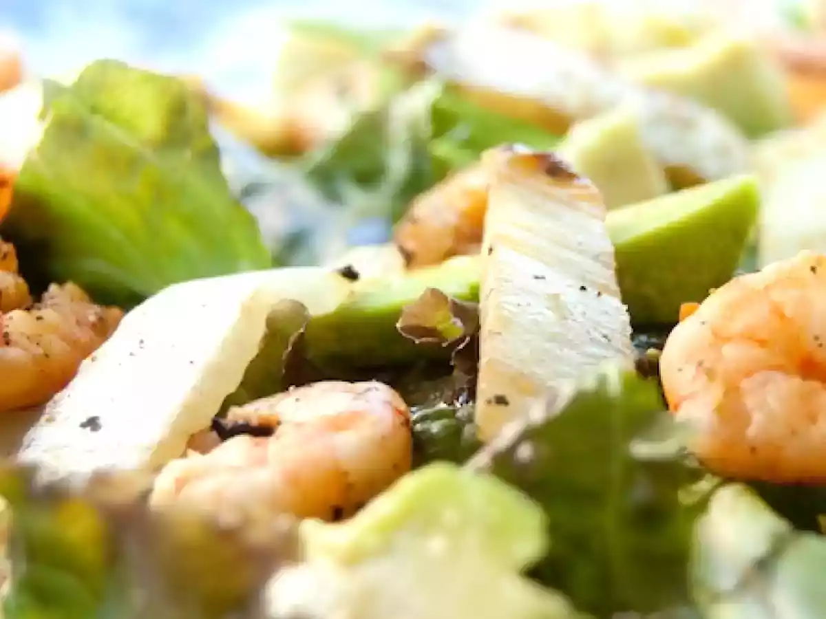 Salada de camarão com abacate