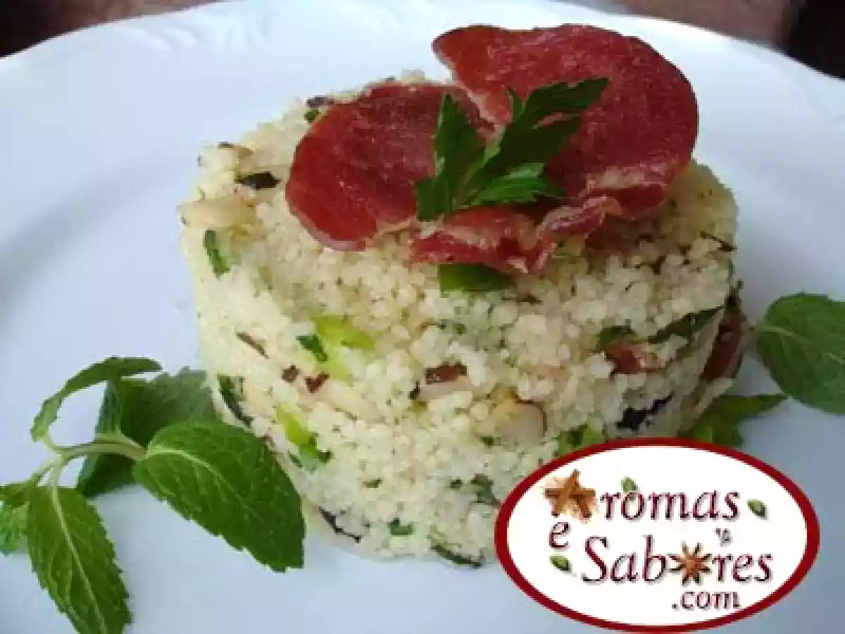Salada de couscous com ervas, damasco, castanha e crocante de copa