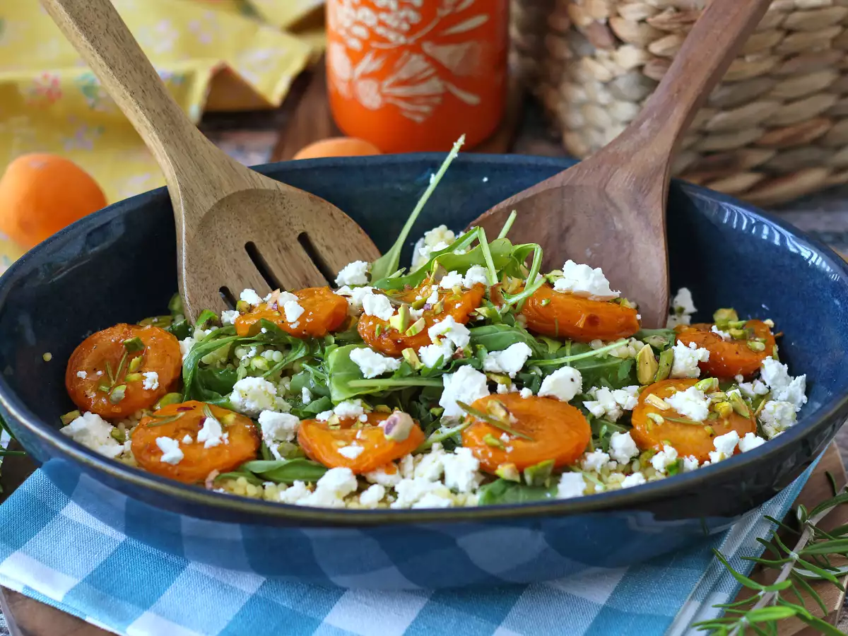 Salada de cuscuz pérola com damascos (alperces) assados, queijo feta e rúcula - foto 2