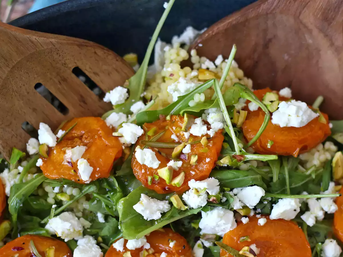 Salada de cuscuz pérola com damascos (alperces) assados, queijo feta e rúcula - foto 3