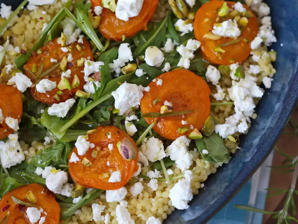 Salada de cuscuz pérola com damascos (alperces) assados, queijo feta e rúcula - foto 4