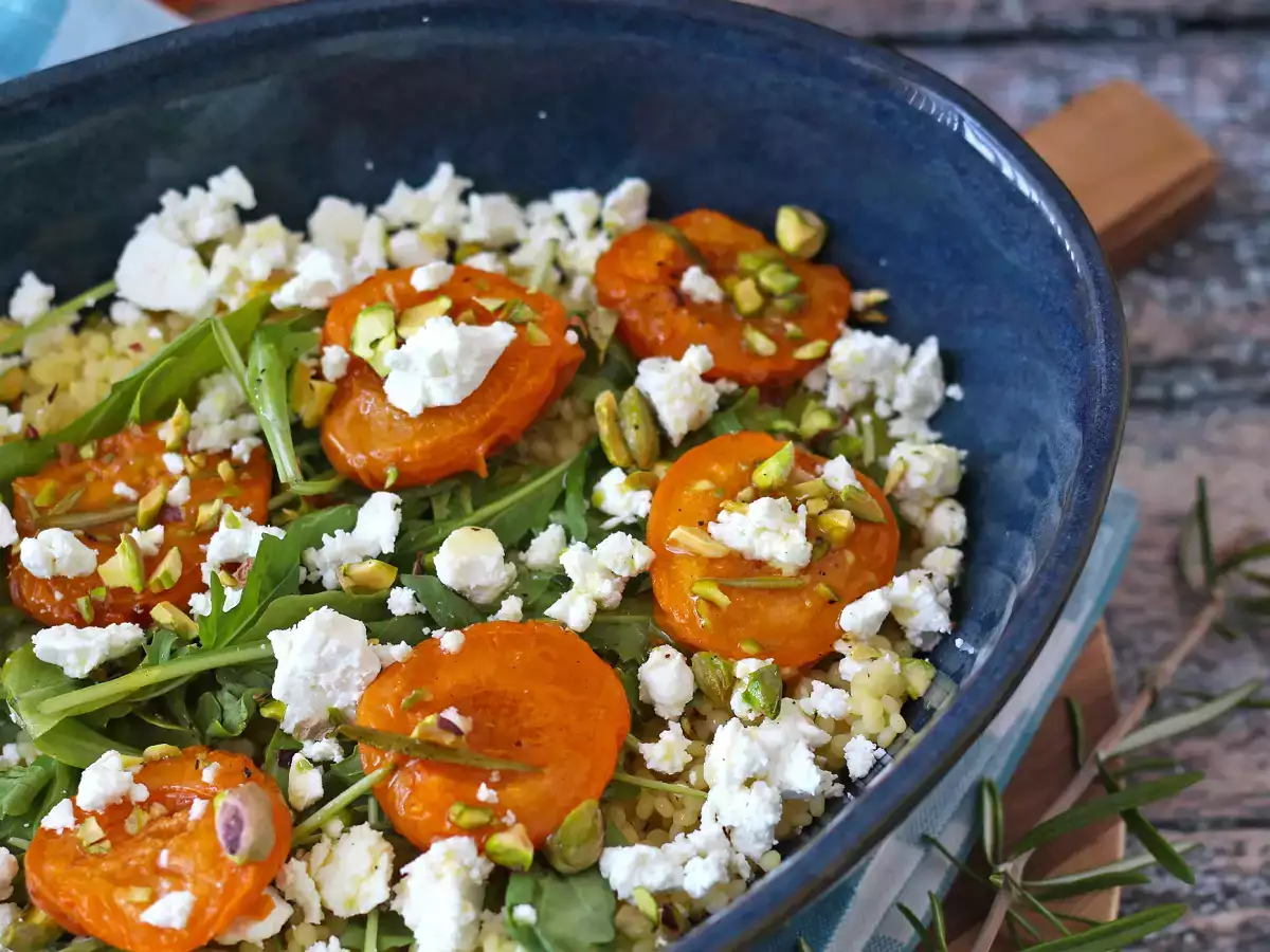 Salada de cuscuz pérola com damascos (alperces) assados, queijo feta e rúcula - foto 5