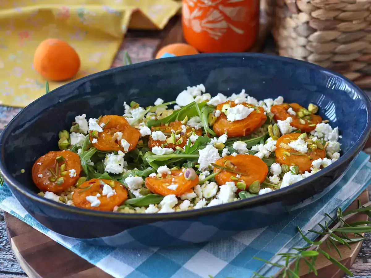Salada de cuscuz pérola com damascos (alperces) assados, queijo feta e rúcula - foto 6