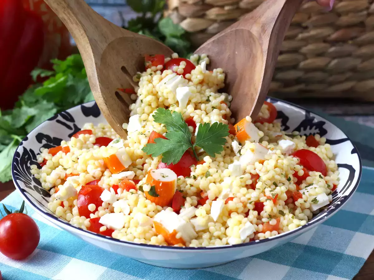 Salada de cuscuz pérola com delícias do mar (surimi): Fresca, colorida e deliciosa
