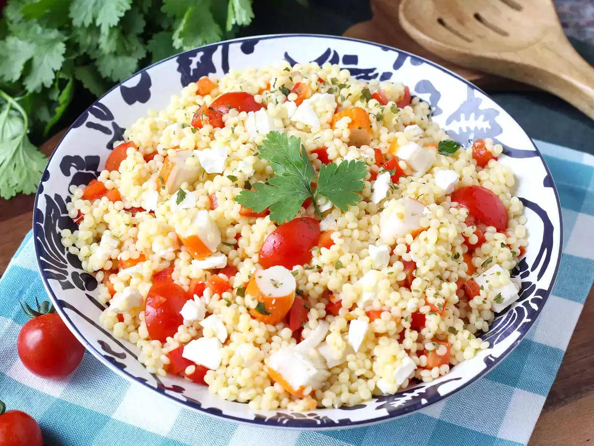 Salada de cuscuz pérola com delícias do mar (surimi): Fresca, colorida e deliciosa - foto 2