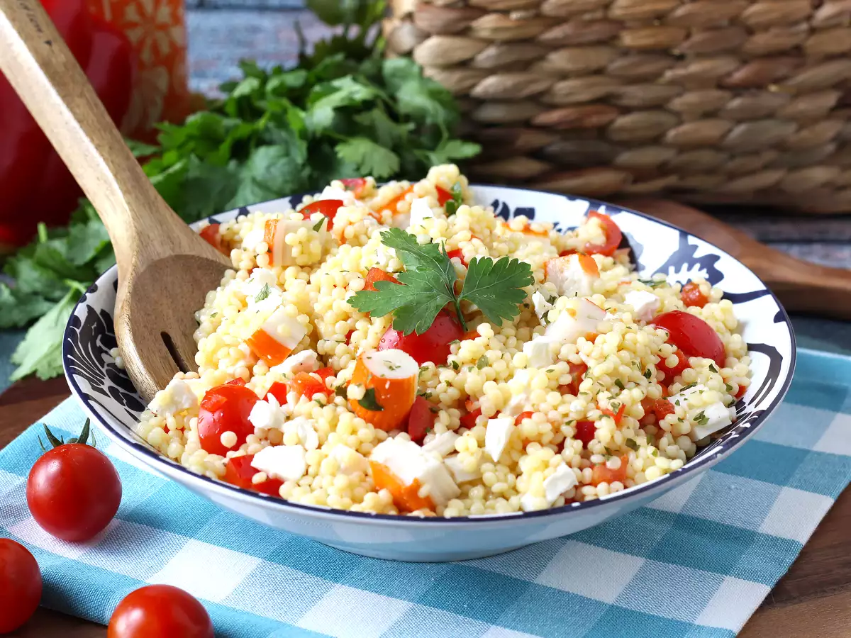 Salada de cuscuz pérola com delícias do mar (surimi): Fresca, colorida e deliciosa - foto 4