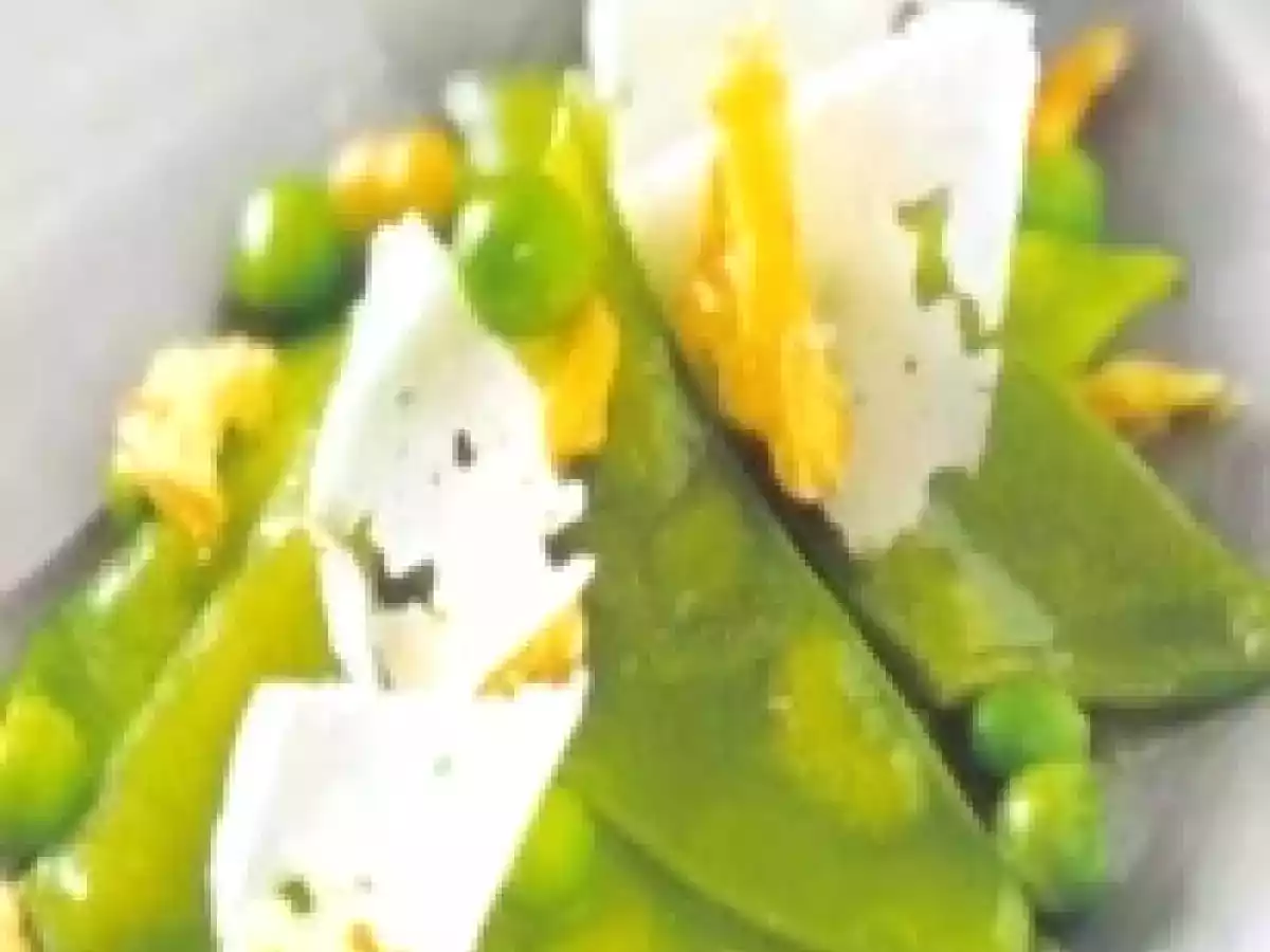 Salada de ervilhas com nozes e queijo pecorino ao mel