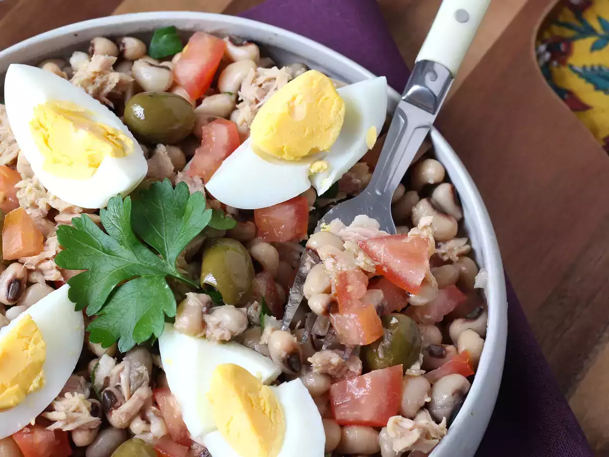 Salada de feijão-frade com atum, ovo e azeitonas - Receita Portuguesa fácil - foto 2