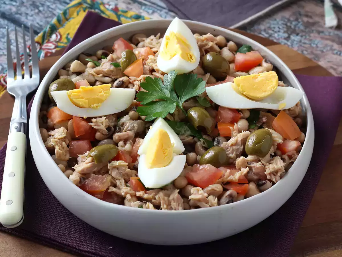 Salada de feijão-frade com atum, ovo e azeitonas - Receita Portuguesa fácil - foto 5