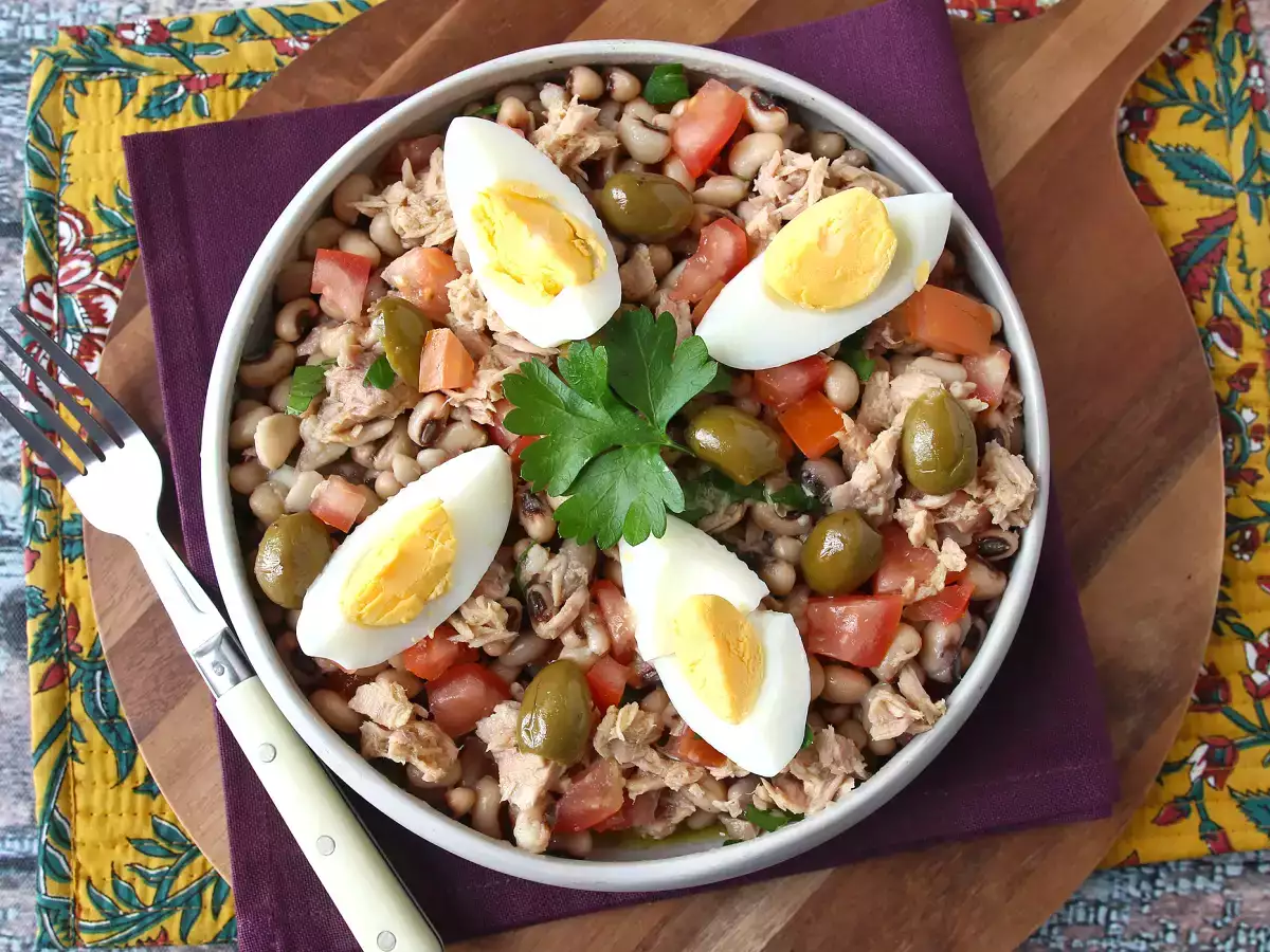 Salada de feijão-frade com atum, ovo e azeitonas - Receita Portuguesa fácil - foto 3