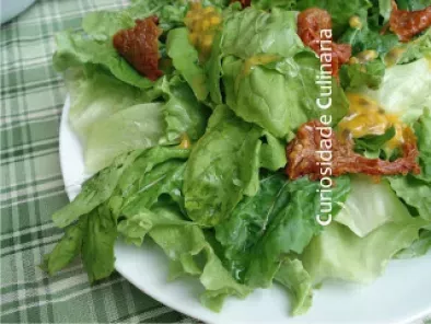 Salada de folhas com vinagrete de maracujá