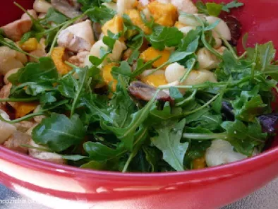 Salada de Frango com cogumelos, manga e rúcula