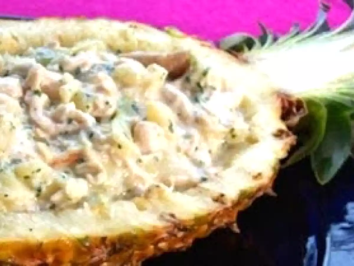 Salada de Frango com Iogurte no Abacaxi