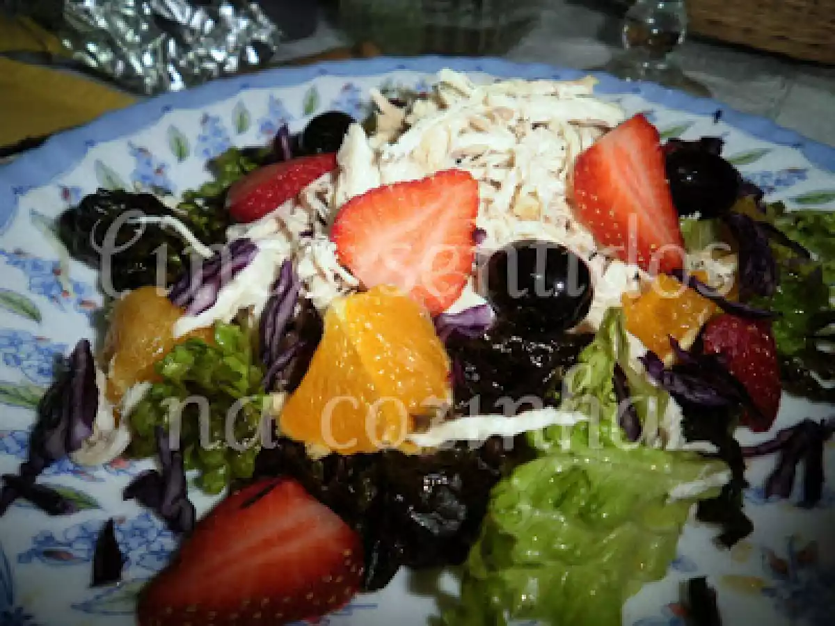 Salada de frango, laranja e morangos com molho rosa