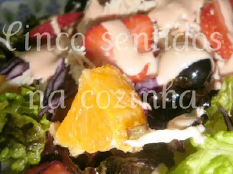Salada de frango, laranja e morangos com molho rosa - foto 2