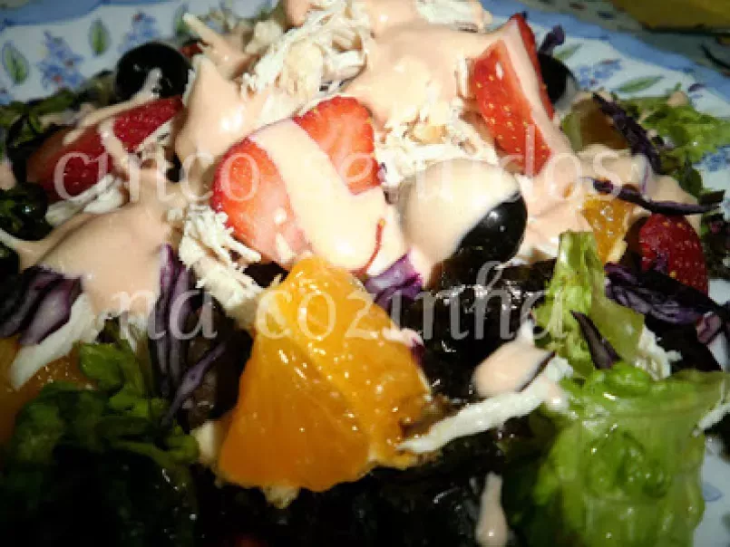 Salada de frango, laranja e morangos com molho rosa - foto 3