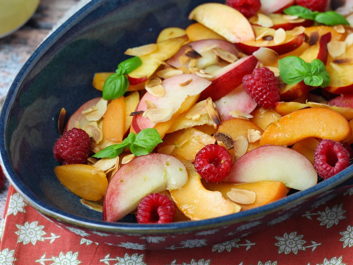 Salada de frutas com pêssego, damasco e framboesa leve e deliciosa