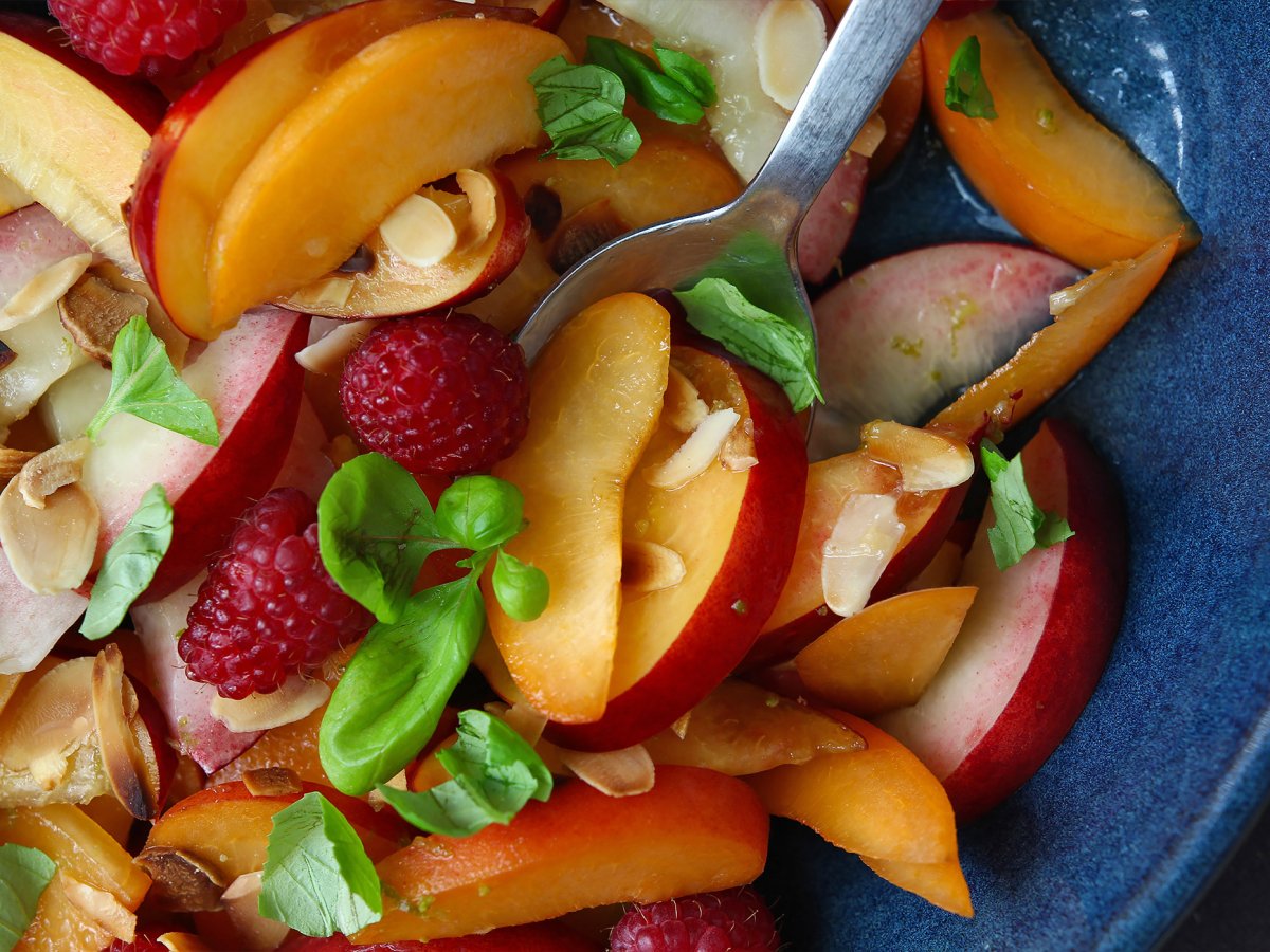 Salada de frutas com pêssego, damasco e framboesa leve e deliciosa - foto 3