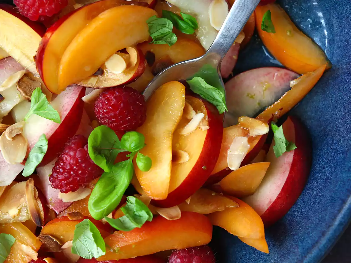Salada de frutas com pêssego, damasco e framboesa leve e deliciosa - foto 3