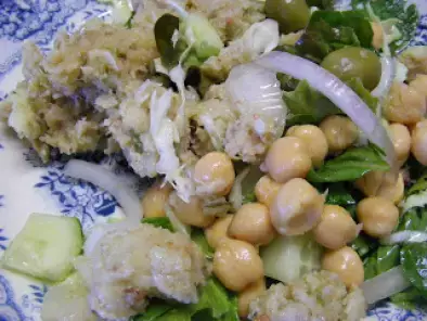 Salada de grão com (uma espécie de) migas de bacalhau
