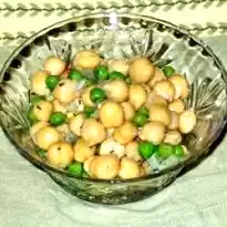 Salada de grão de bico com ervilha