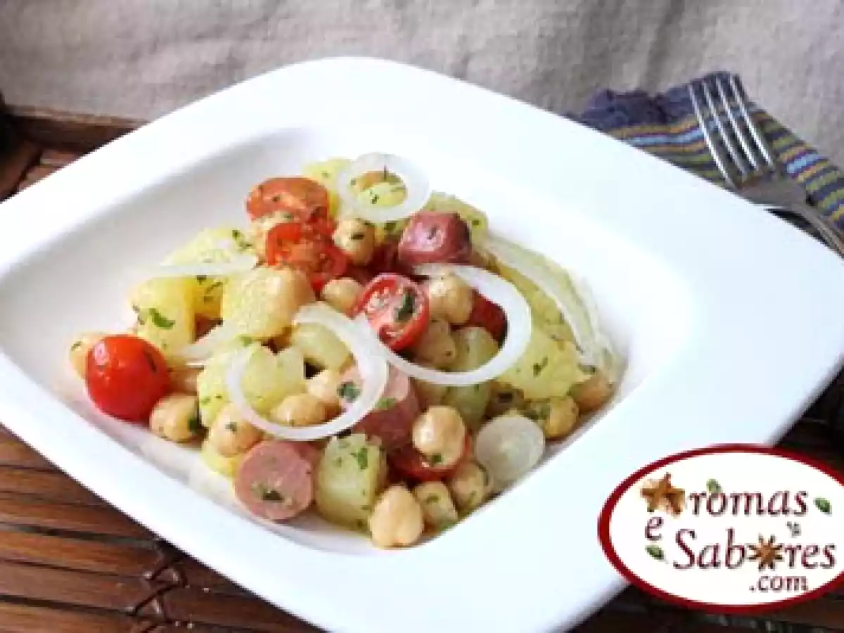 Salada de grão-de-bico com salsichas e batata