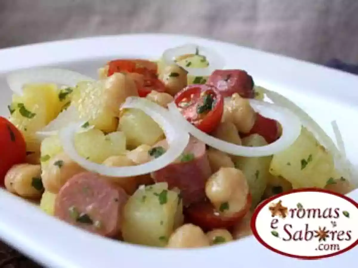 Salada de grão-de-bico com salsichas e batata - foto 2