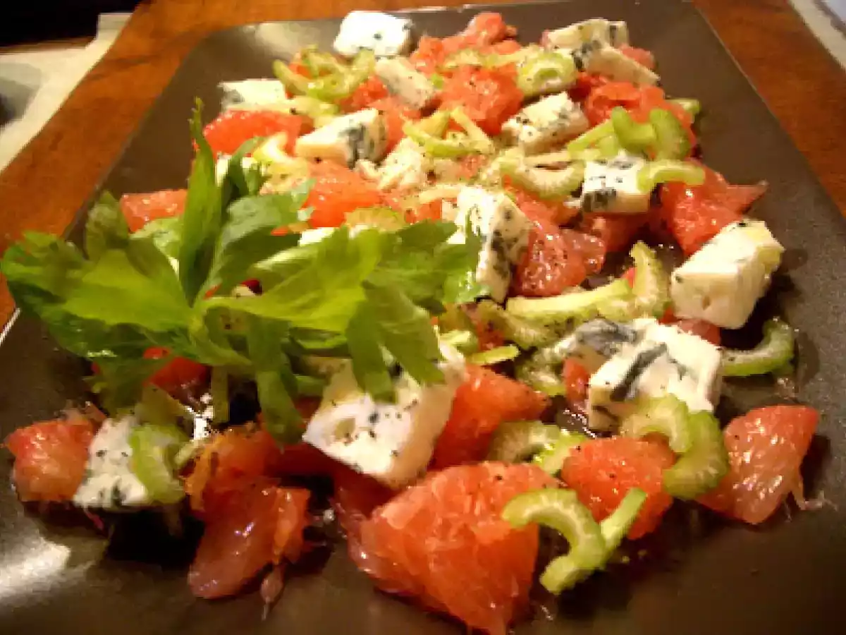 Salada de Grapefruit com gorgonzola e salsão