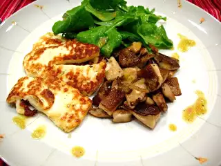 Salada de halloumi com cogumelos