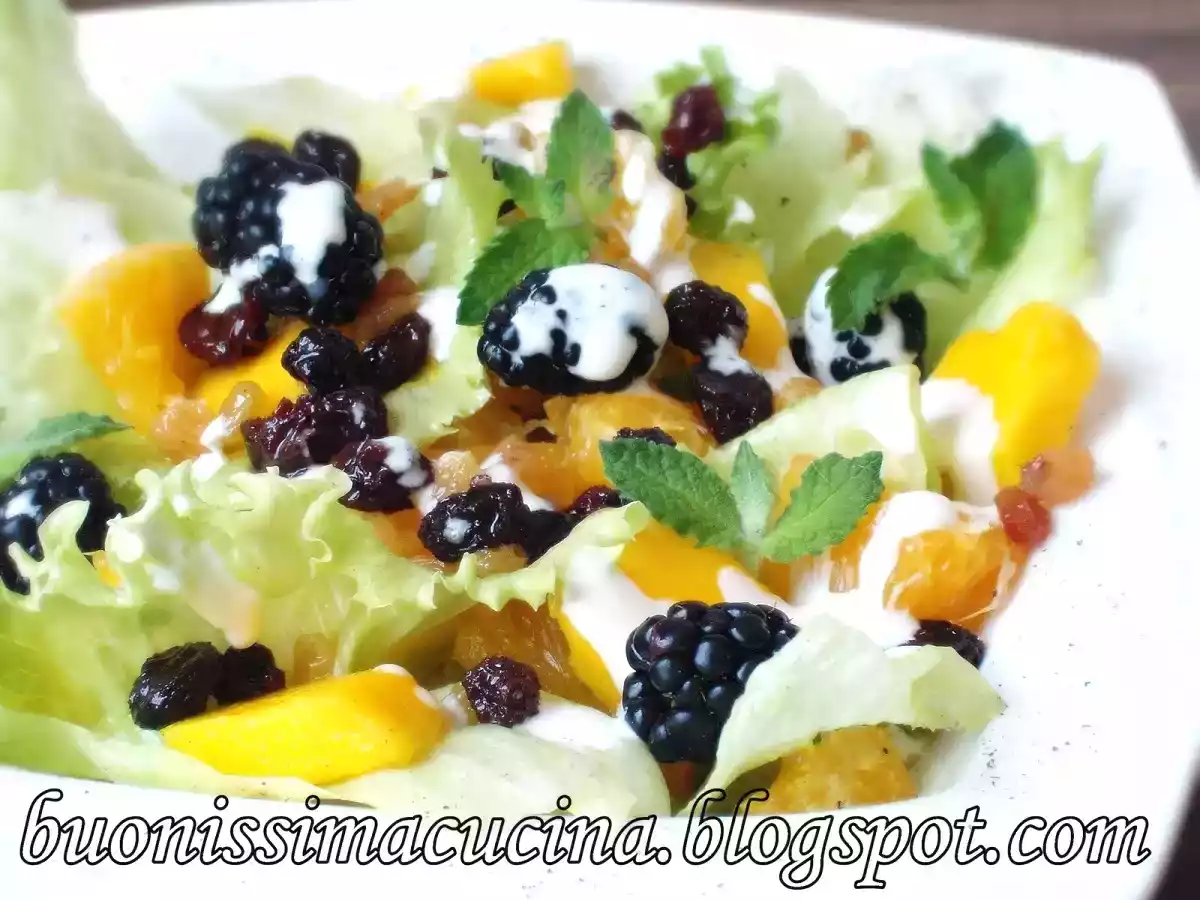 Salada de laranja, manga, uvas passas e amora