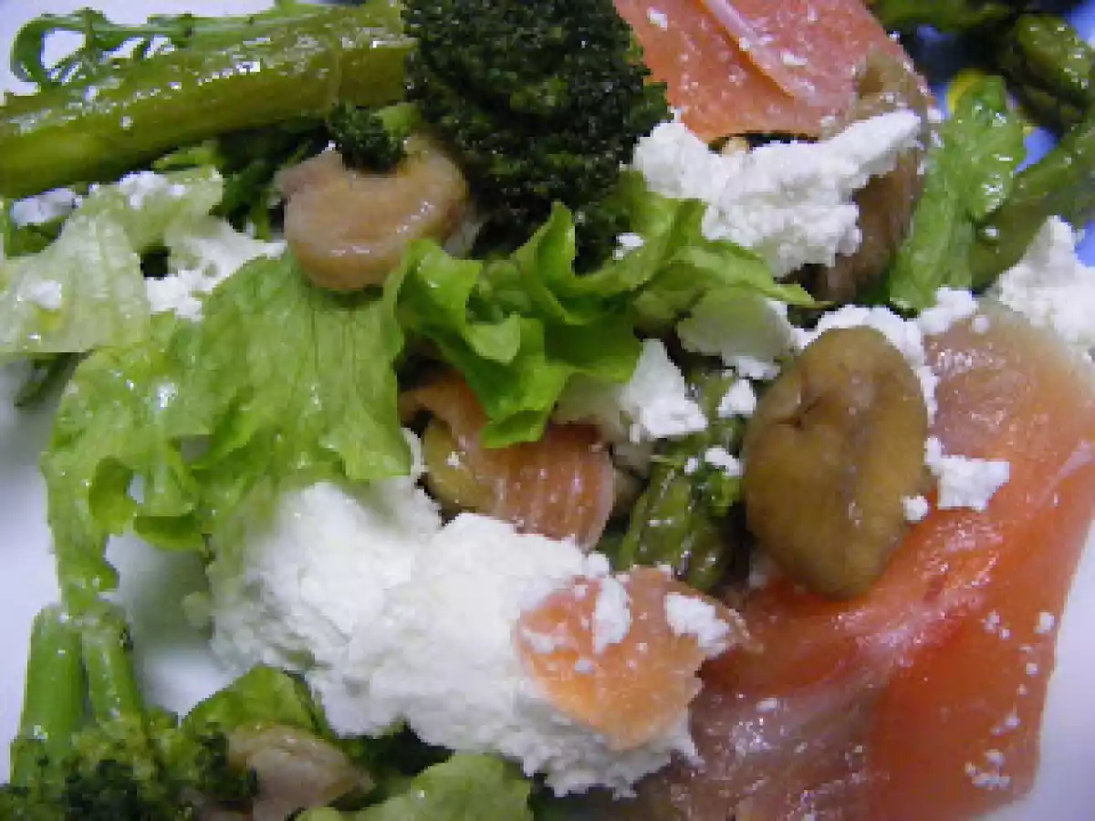 Salada de legumes, castanhas, slmão fumado e requeijão