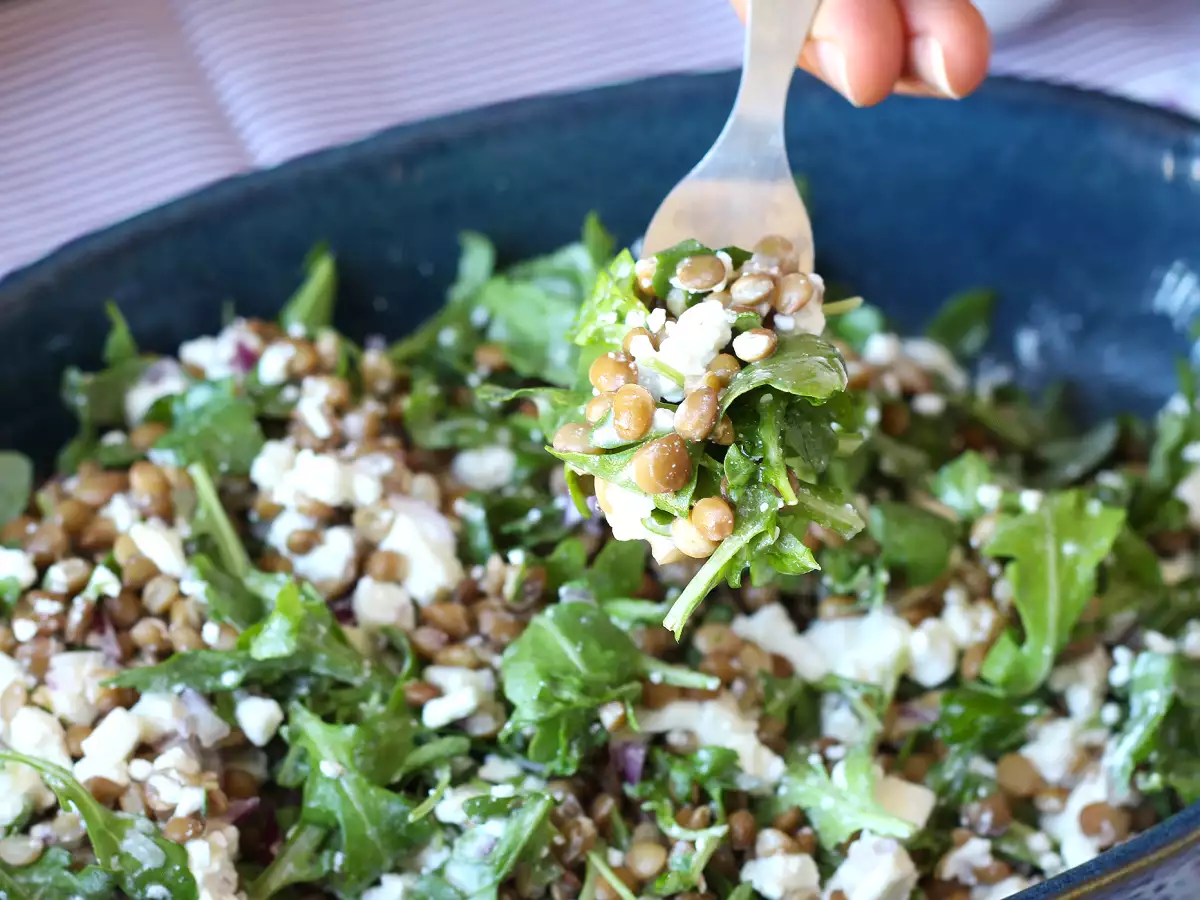 Salada de lentilha rica em proteínas com queijo cottage - foto 3