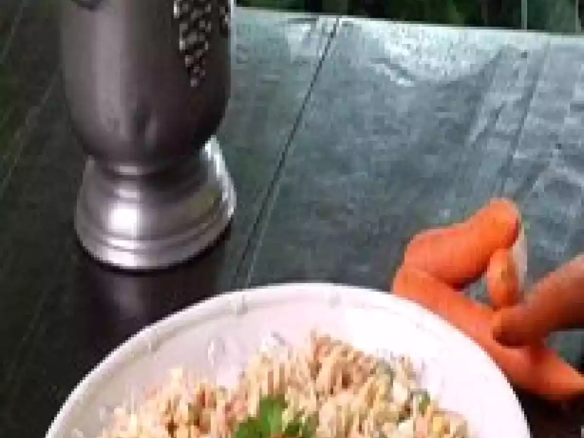 Salada de macarrão colorida