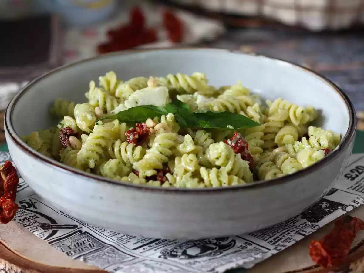 Salada de macarrão com pesto de curgete (abobrinha), mozzarella e tomate seco