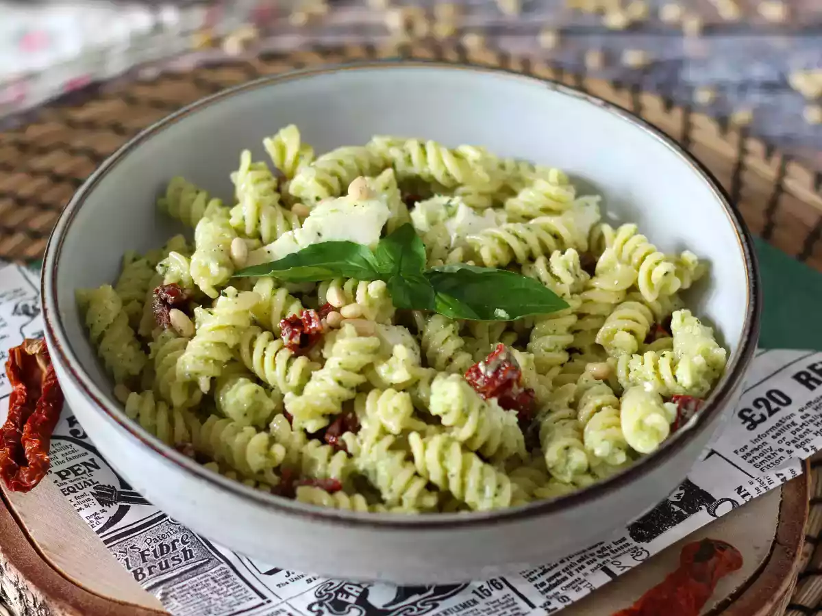 Salada de macarrão com pesto de curgete (abobrinha), mozzarella e tomate seco - foto 2