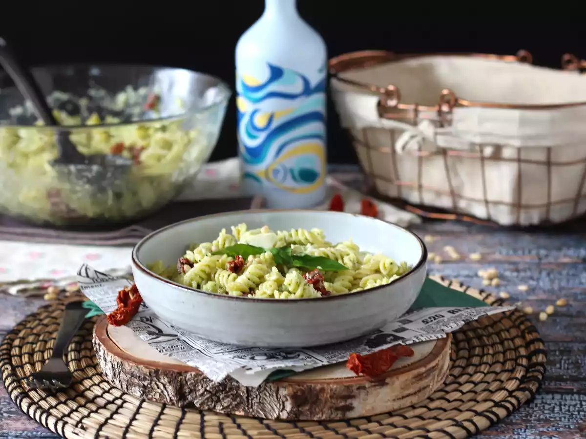Salada de macarrão com pesto de curgete (abobrinha), mozzarella e tomate seco - foto 3