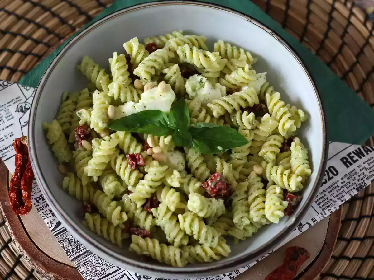 Salada de macarrão com pesto de curgete (abobrinha), mozzarella e tomate seco - foto 4