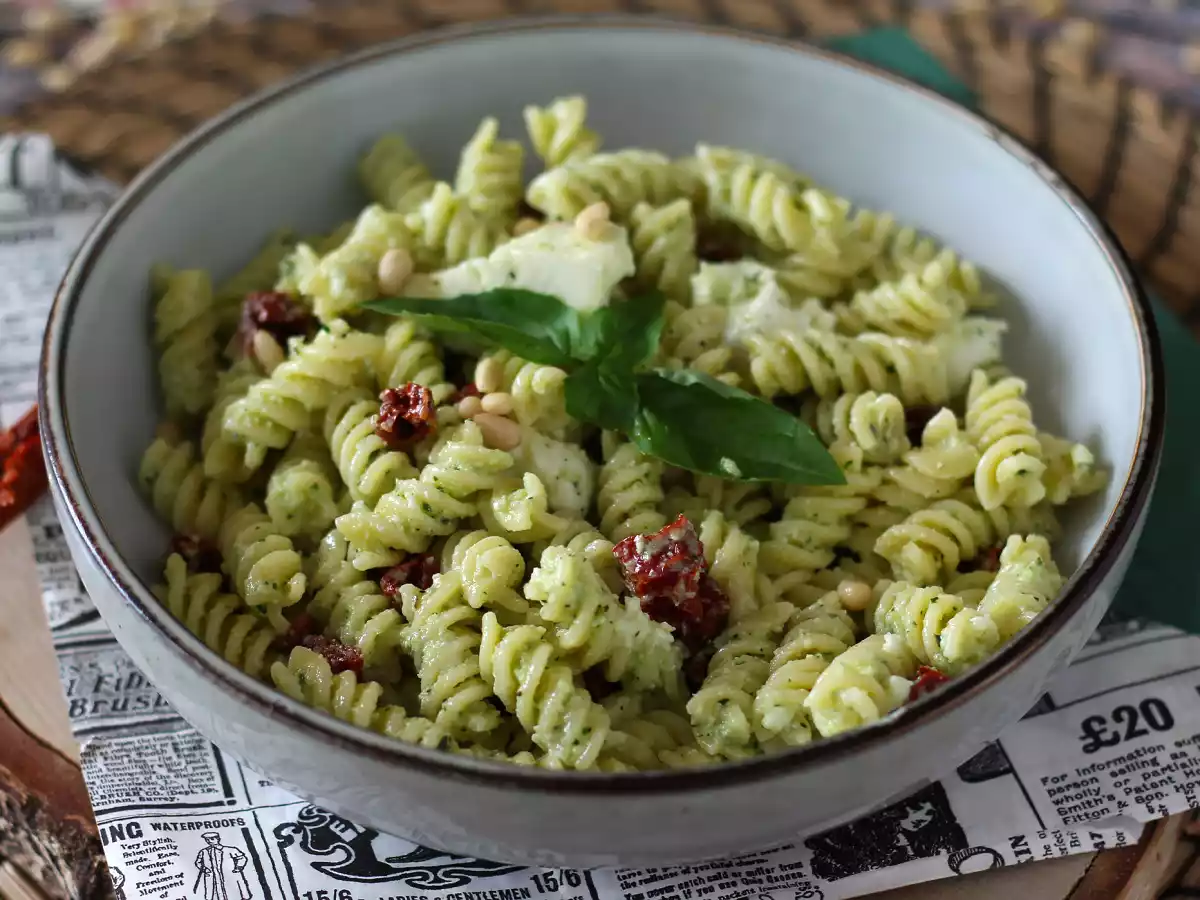 Salada de macarrão com pesto de curgete (abobrinha), mozzarella e tomate seco - foto 5