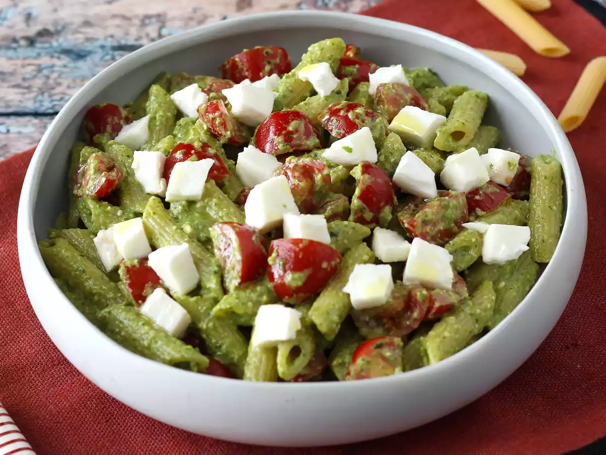 Salada de macarrão com pesto de rúcula, tomate cereja e mussarela - foto 2