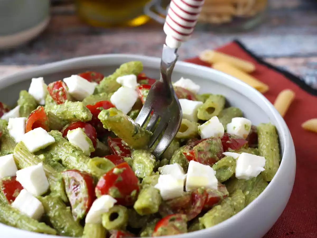 Salada de macarrão com pesto de rúcula, tomate cereja e mussarela - foto 3