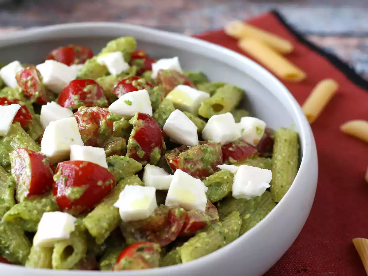 Salada de macarrão com pesto de rúcula, tomate cereja e mussarela - foto 4