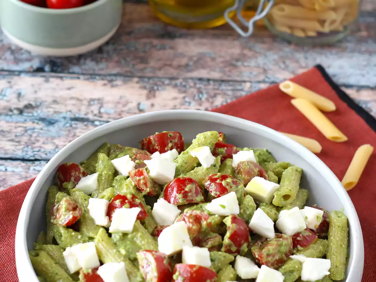 Salada de macarrão com pesto de rúcula, tomate cereja e mussarela - foto 5