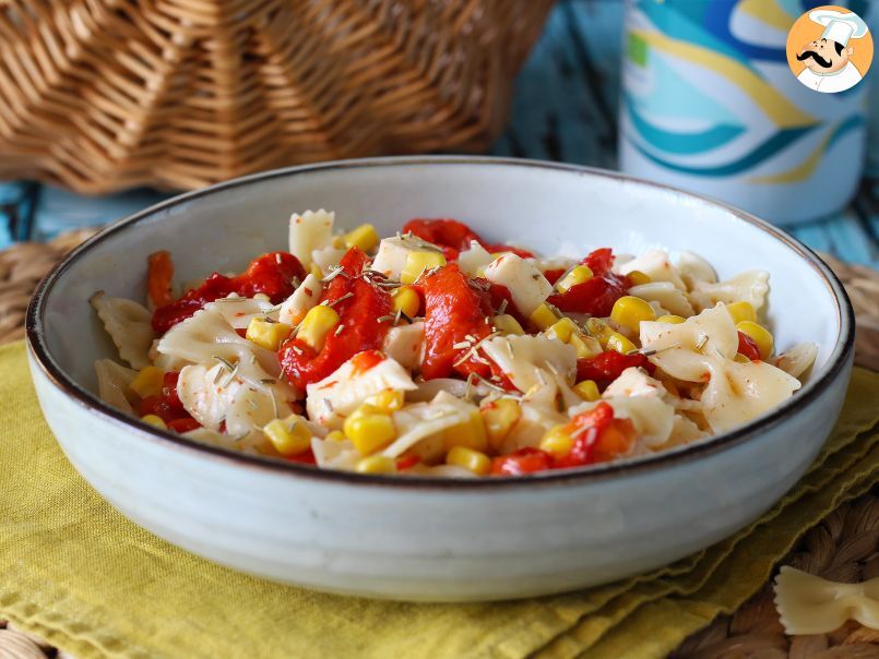 Salada de macarrão com pimento, milho e queijo mozzarella