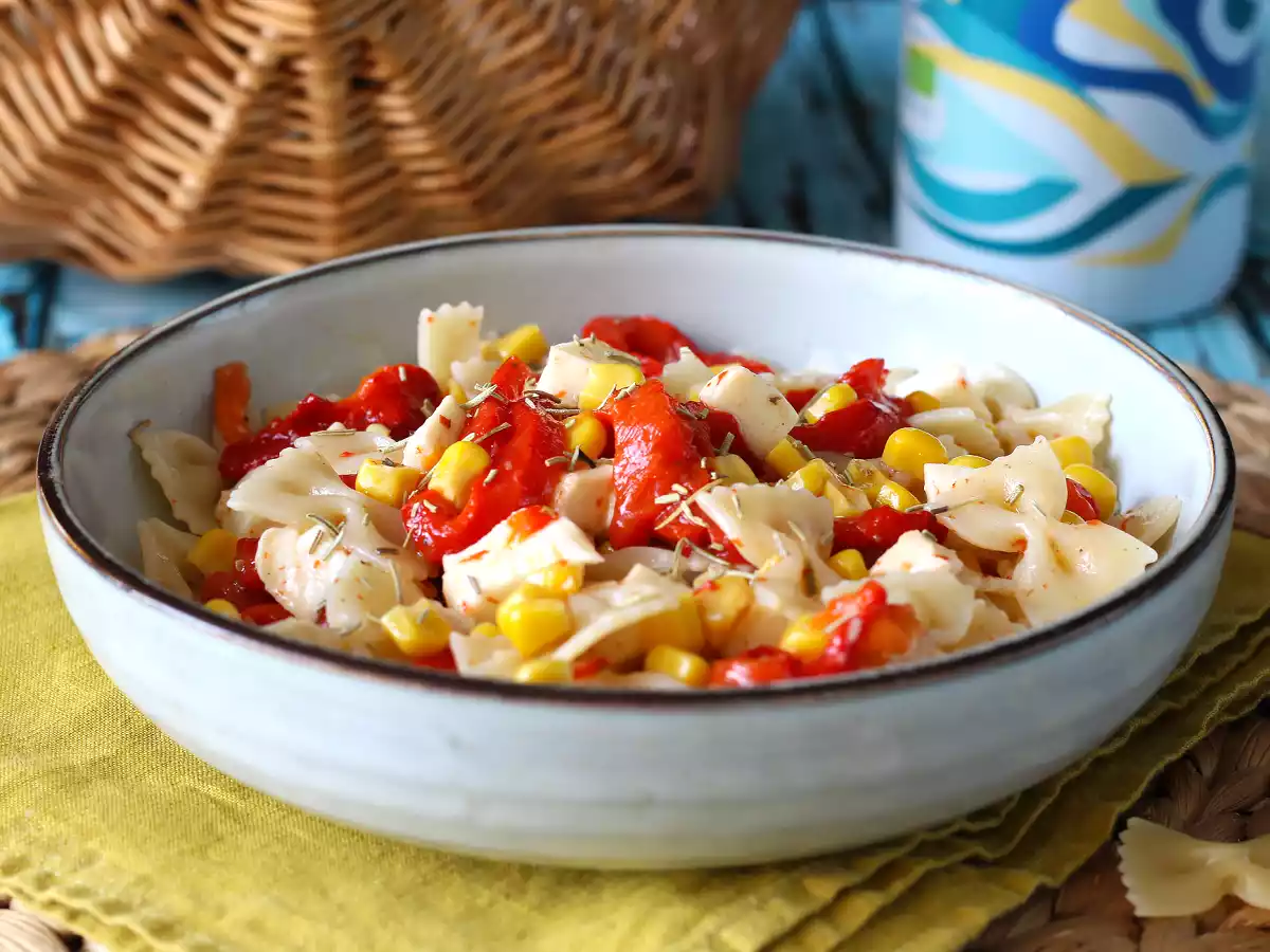 Salada de macarrão com pimento, milho e queijo mozzarella
