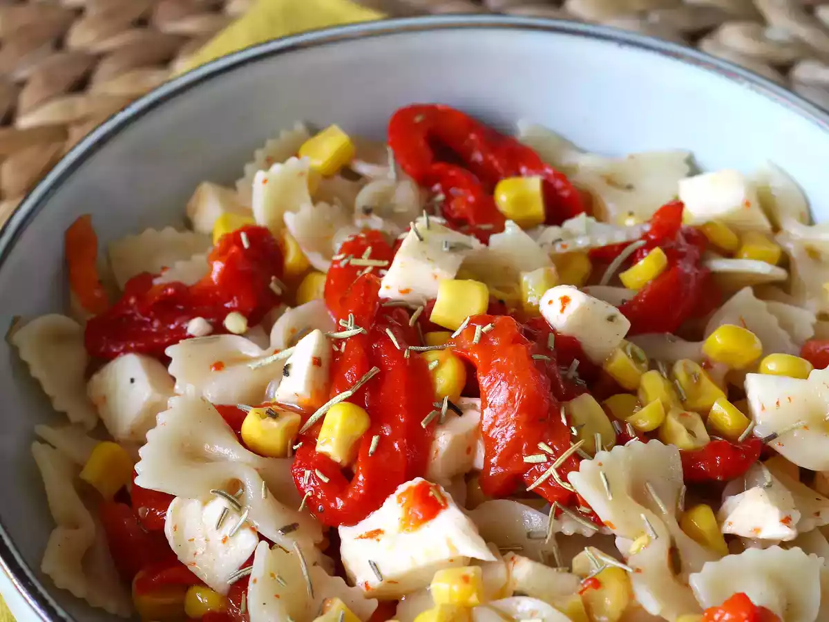 Salada de macarrão com pimento, milho e queijo mozzarella - foto 2